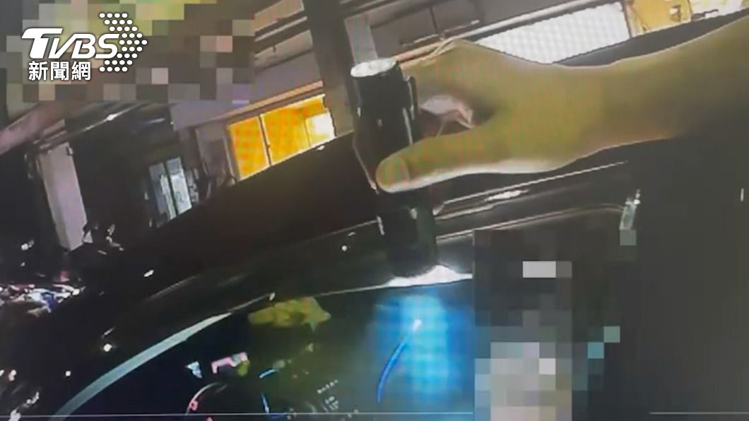 男子違規停車遭警方盤查。（圖／TVBS）