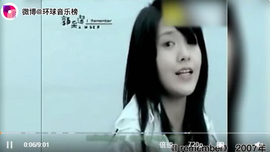 郭采潔出道時一頭長髮,清新可愛。(圖/翻攝自「環球音樂榜」微博)