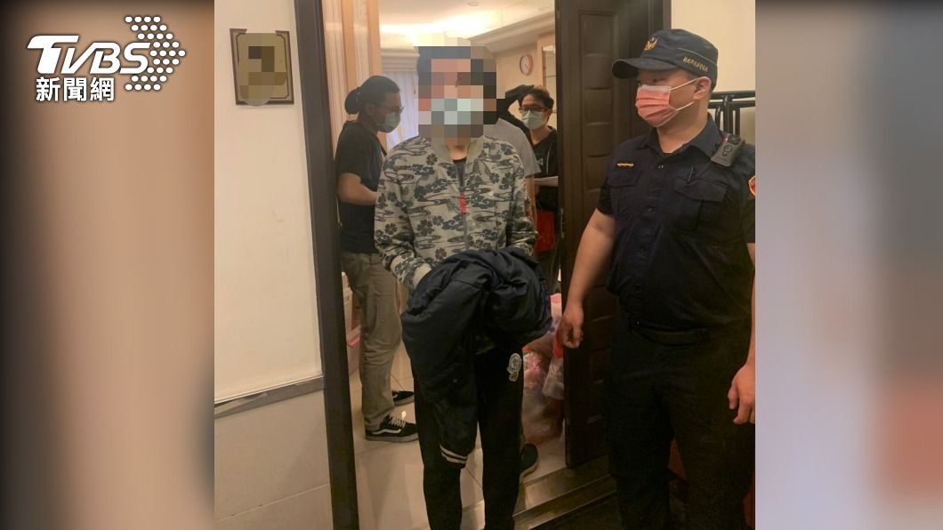 警方持搜索票、拘票逮捕陳男。（圖／TVBS）