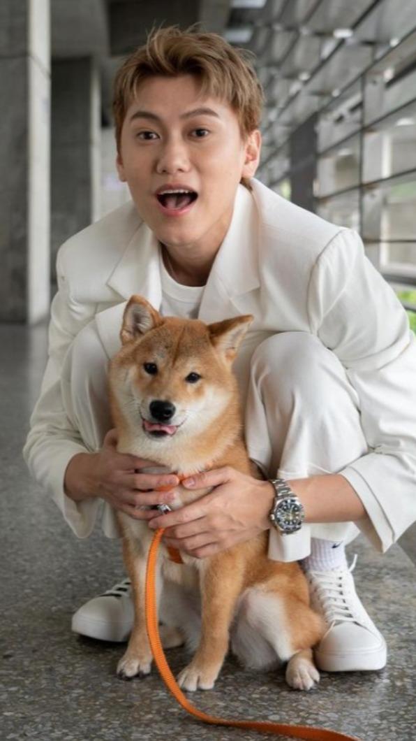 邱宇辰與愛犬「MoMo醬」。(圖/翻攝自邱宇辰IG)