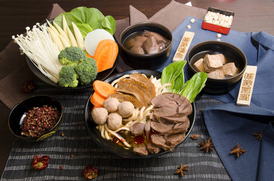 一代Mini店牛唄唄特餐，招牌文武鴨血豆腐。（圖／文湯武醬提供）