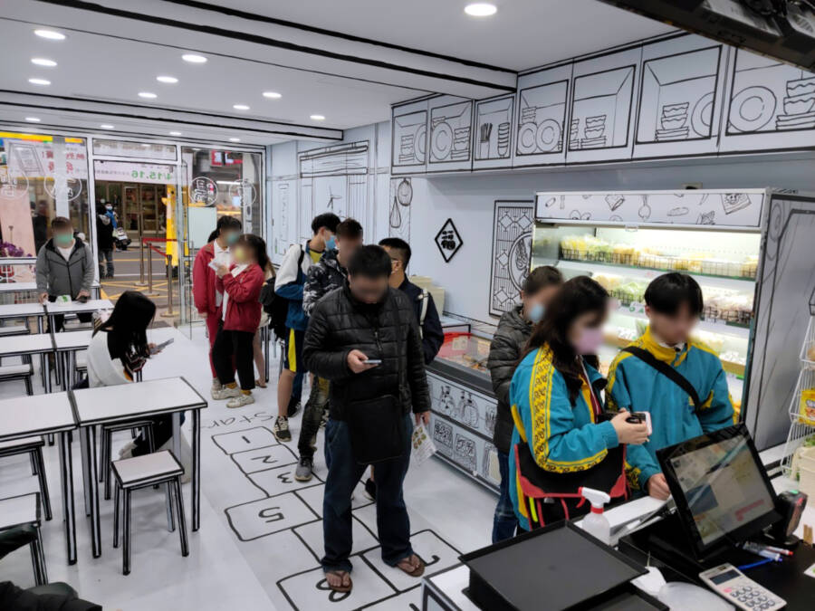 2D店 新豐站前店排隊人潮。（圖／文湯武醬提供）