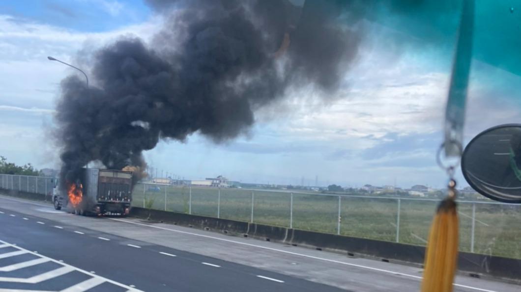 地磅站火燒車。（圖／翻攝自記者爆料網）
