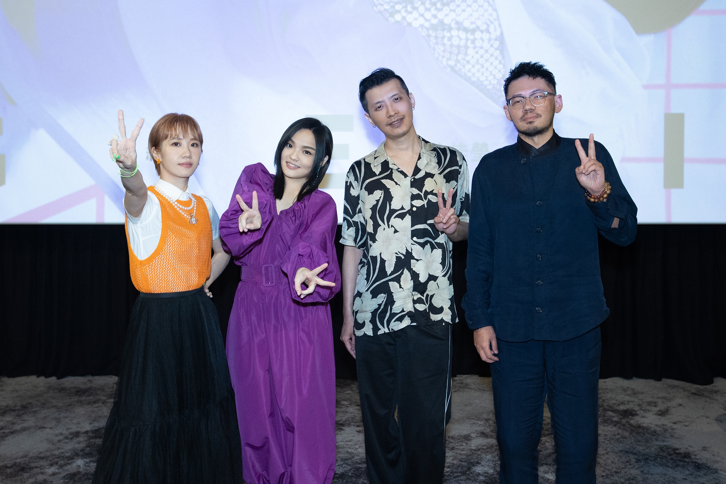 徐佳瑩(左二)舉辦新專輯《給》聽歌會,與葛大為(右起)、陳君豪及主持人Lulu暢聊專輯小故事。(圖/亞神音樂提供)