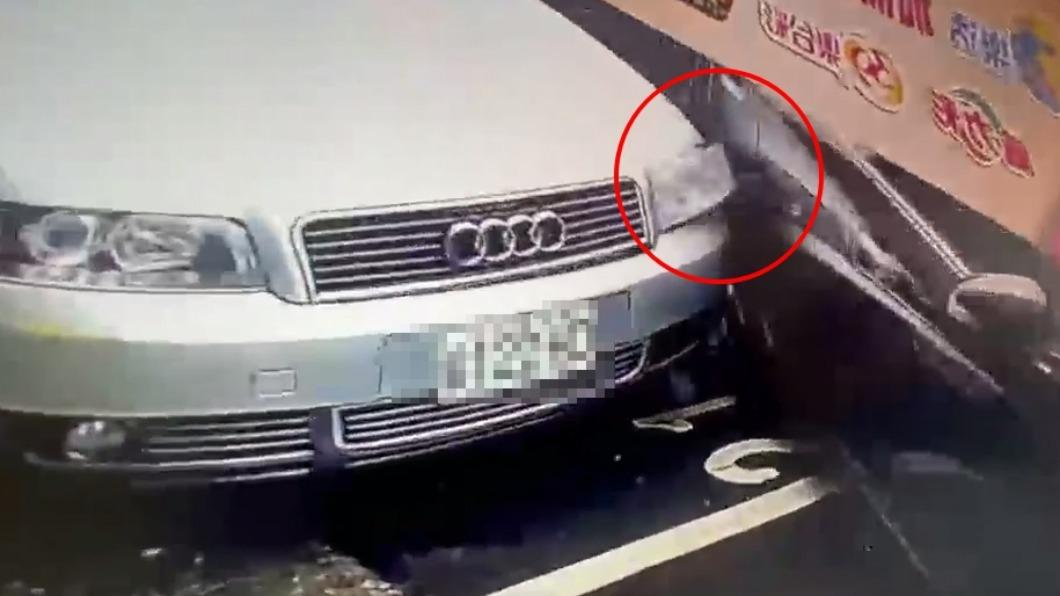 男駕駛碰撞路邊轎車。(圖/Facebook Gangs of Tian Mu 天母幫)