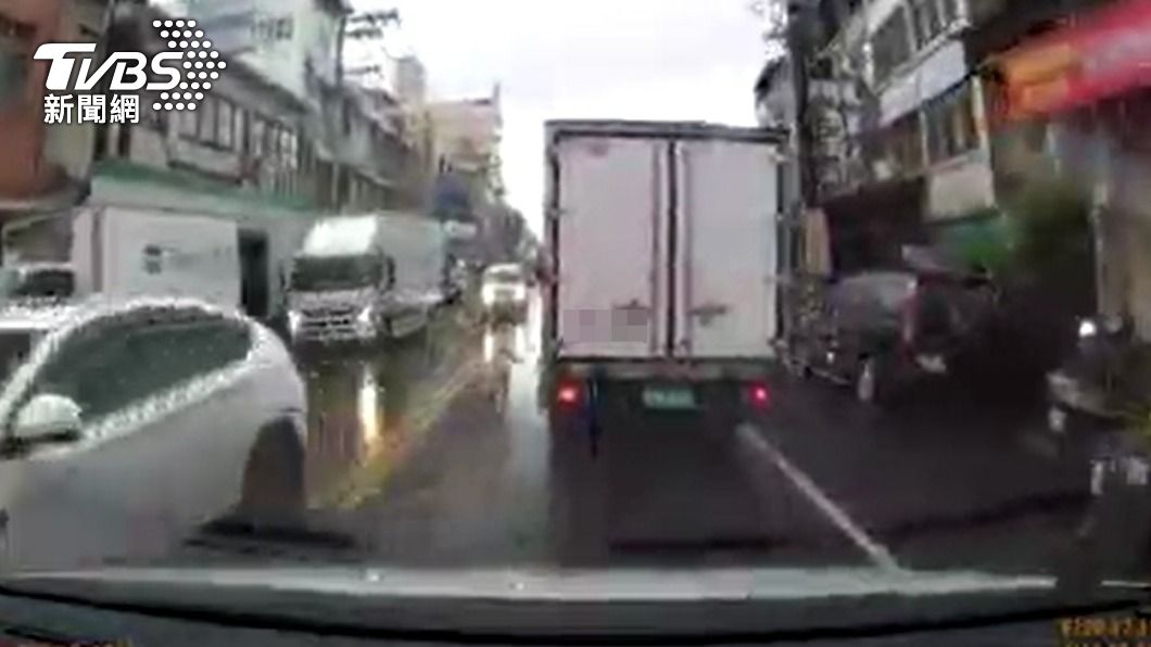 惡質！救護車鳴笛＋狂按喇叭　貨車擋850米死不禮讓