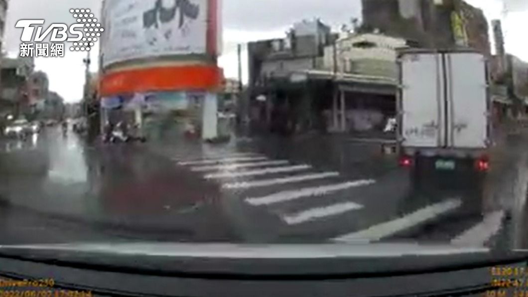 彎進下個路口仍不禮讓。(圖/TVBS)