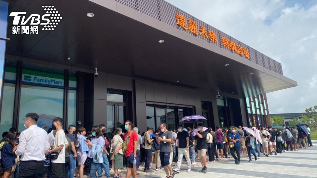 隊伍一路從影城大廳排至樂購廣場門口。(圖/中央社)