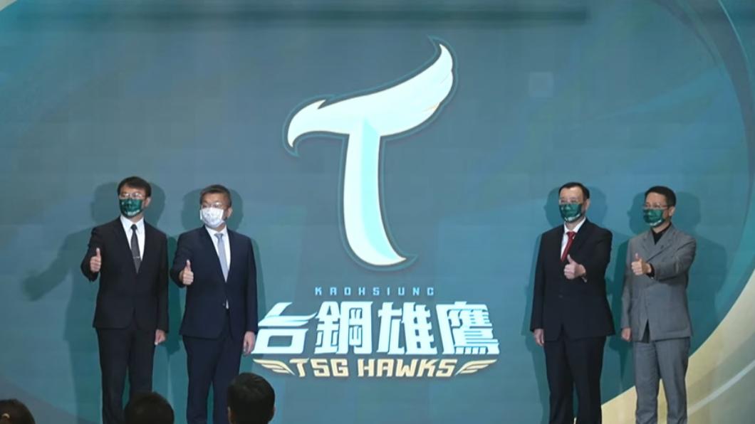 台鋼雄鷹隊徽首曝光! T字帶羽毛+墨綠主色系