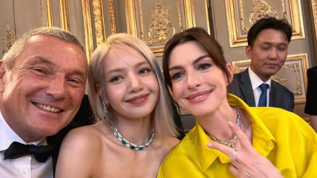 寶格麗全球執行長Jean-Christophe Babin與安海瑟威和LISA自拍。（圖／翻攝自jc.babin IG）