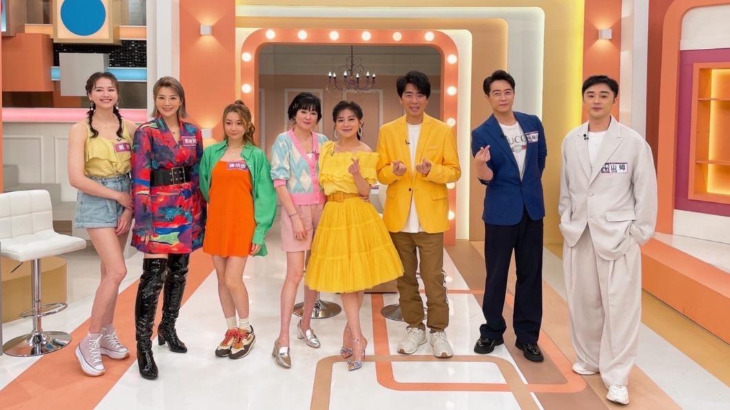 Vicky(左4)日前上節目。(圖/民視提供)