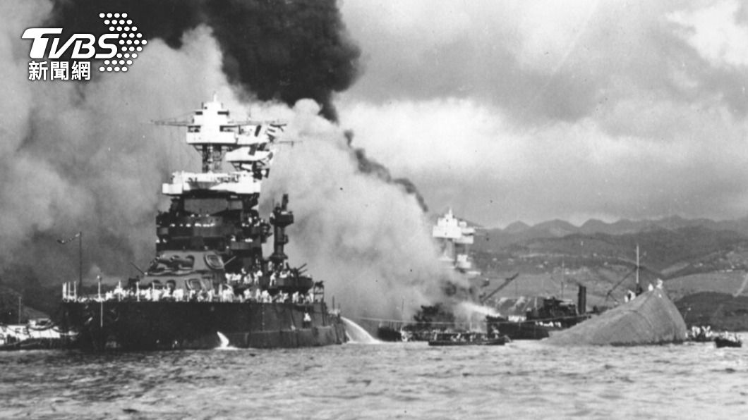 奧克拉荷馬號戰艦被多枚日軍魚雷擊中，短短20分鐘內就沉沒。（圖／達志影像美聯社）