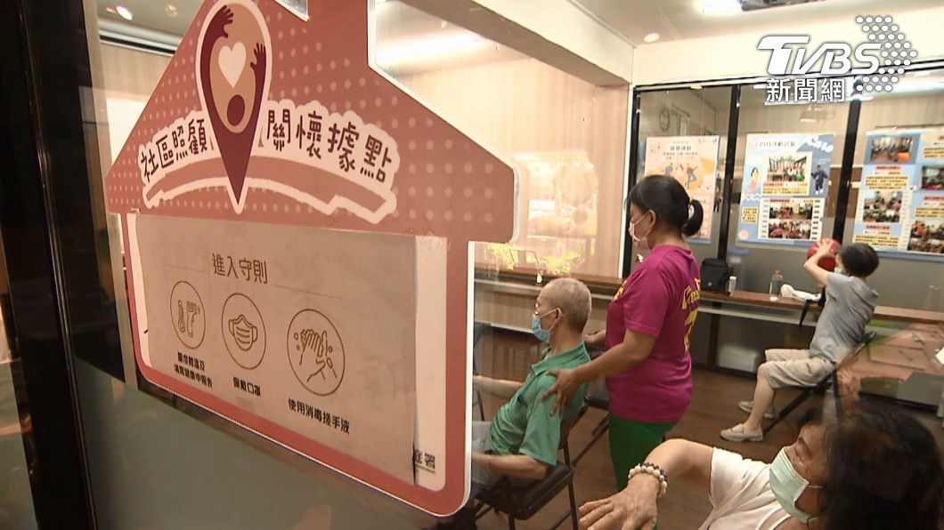 社區照顧關懷據點對失智症者和家屬有很大助益。(圖/TVBS)