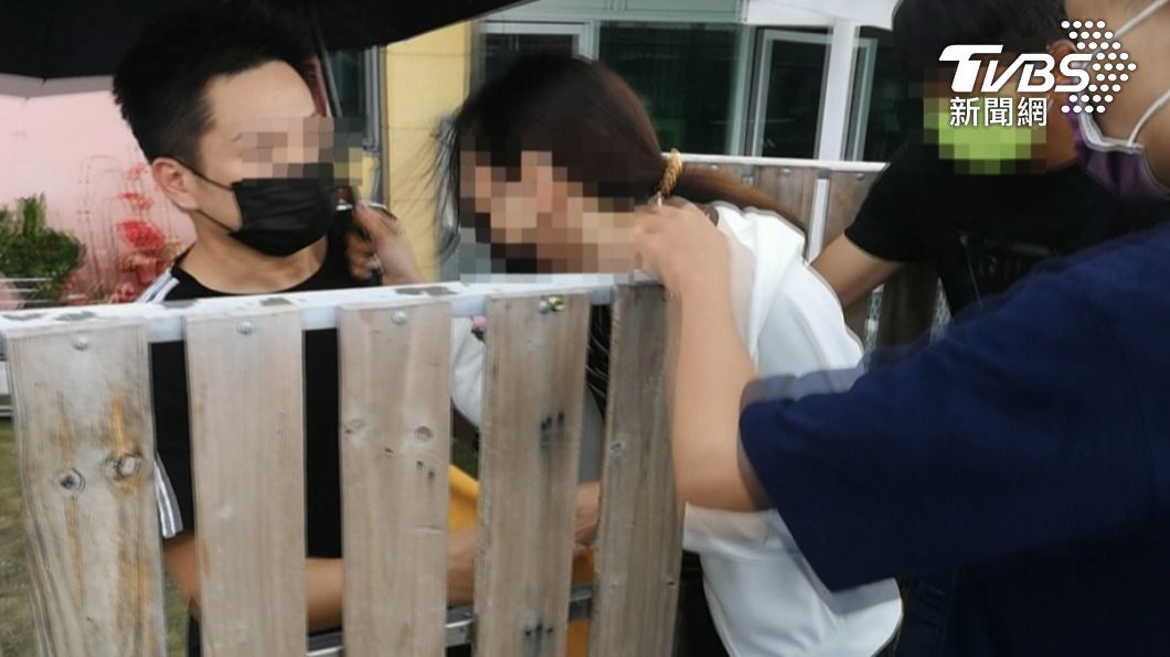 顏女和楊男爆發拉扯。(圖/TVBS)