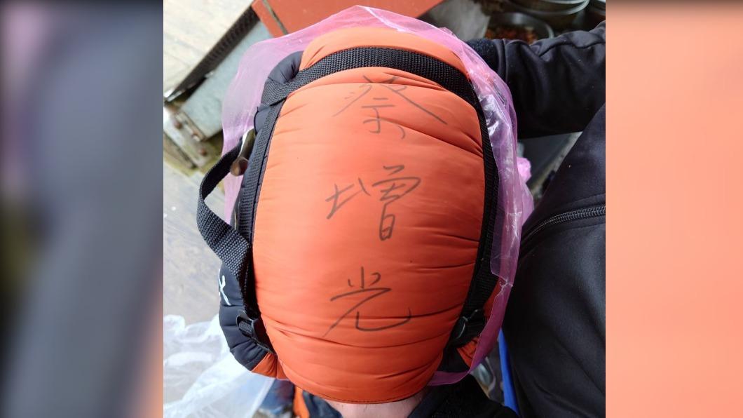 女子的物品上寫了「蔡增光」三個字。（圖／翻攝自靠北登山大小事臉書）