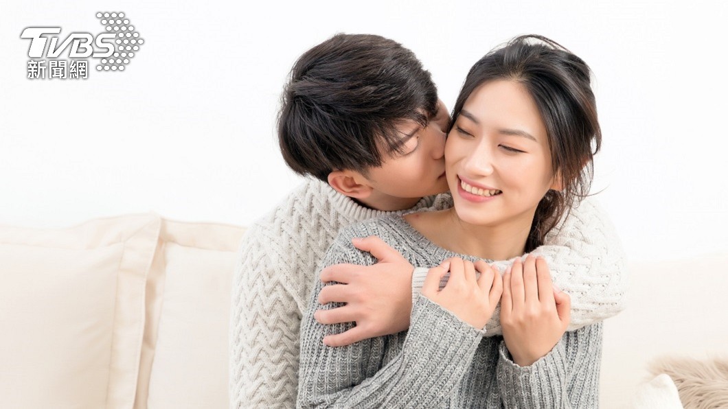 大陸一名人夫和妻子結婚11年仍維持擁抱親吻的習慣。（示意圖／shutterstock 達志影像）