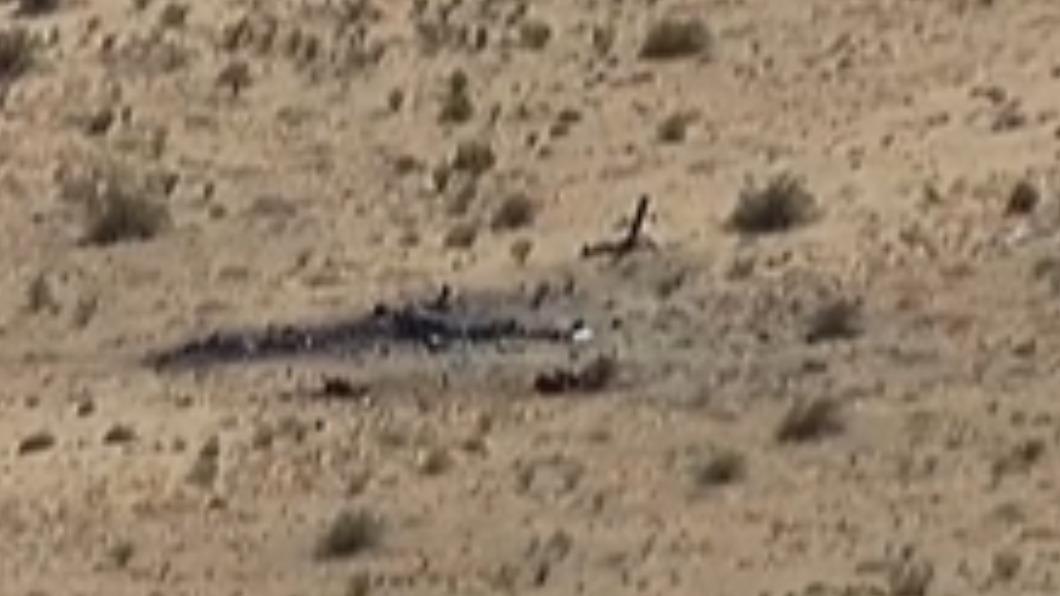 一架載有5人的海軍陸戰隊飛機在南加州沙漠墜毀。（圖／翻攝自Malik Earnest Twitter）