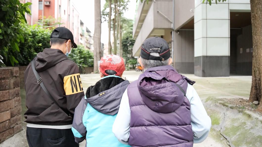 圖為《TVBS新聞網》專訪個案家庭，古大哥(右)與兒子阿緯(左)陪伴太太在回家的路上。（圖／TVBS）