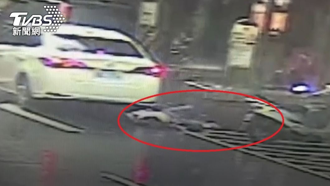 假車禍?基隆婦躲轎車後方「先蹲後躺」 見駕駛報警秒閃退