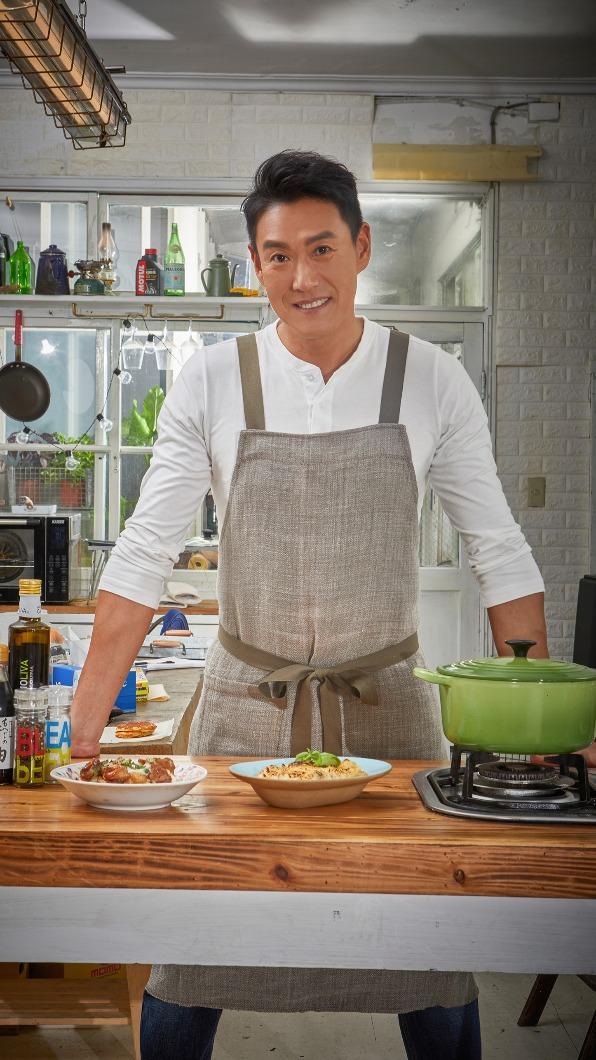 加賀美智久用家鄉料理一解思鄉之愁。（圖／星浪娛樂、台灣角川提供）