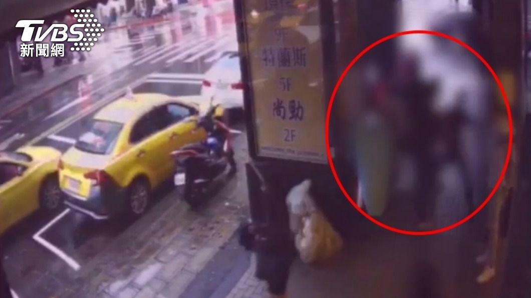 驚悚行兇畫面曝!酒客中刀喪命 嫌到案稱「對方先挑釁」