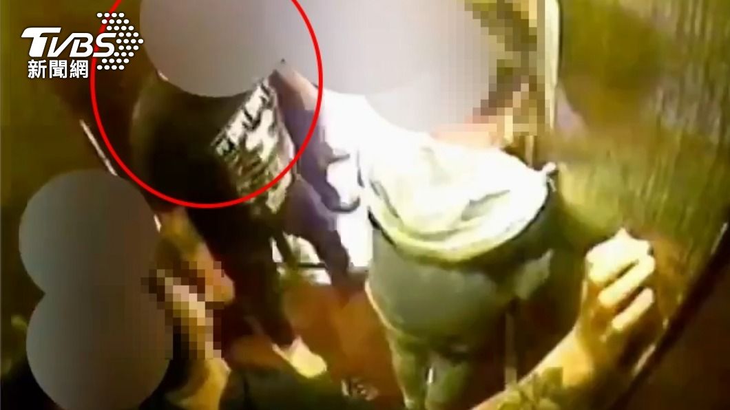 死者與3男一起搭乘電梯。(圖/TVBS)