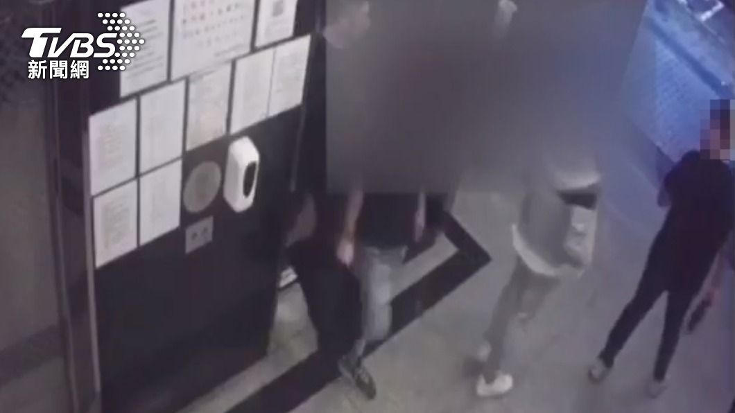 4人走出電梯後在騎樓爆發口角。(圖/TVBS)