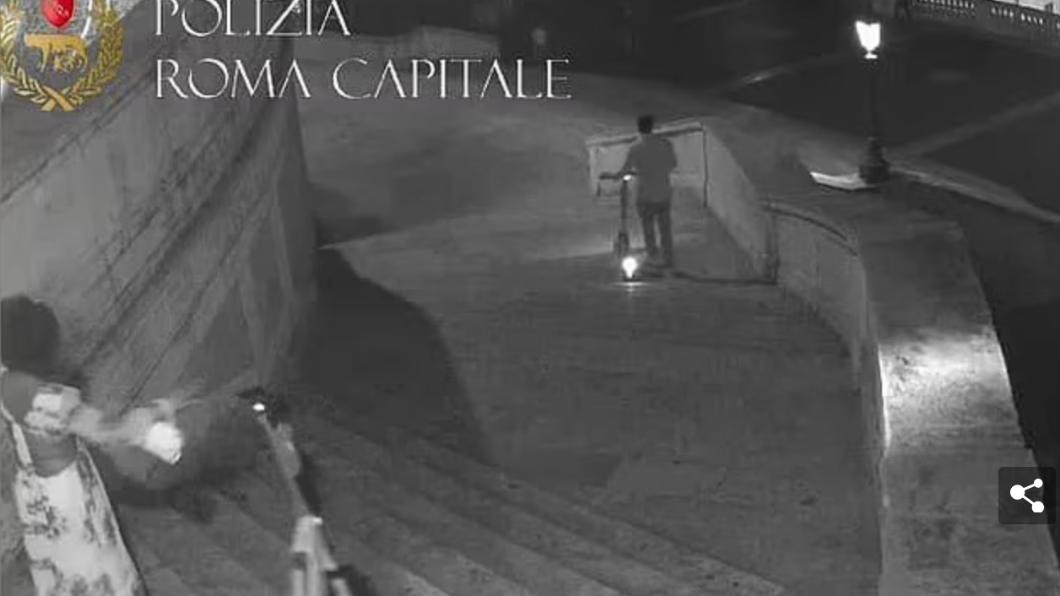 羅馬警方公開2人把電動滑板車騎上階梯的畫面。（圖／翻攝自《每日郵報》）