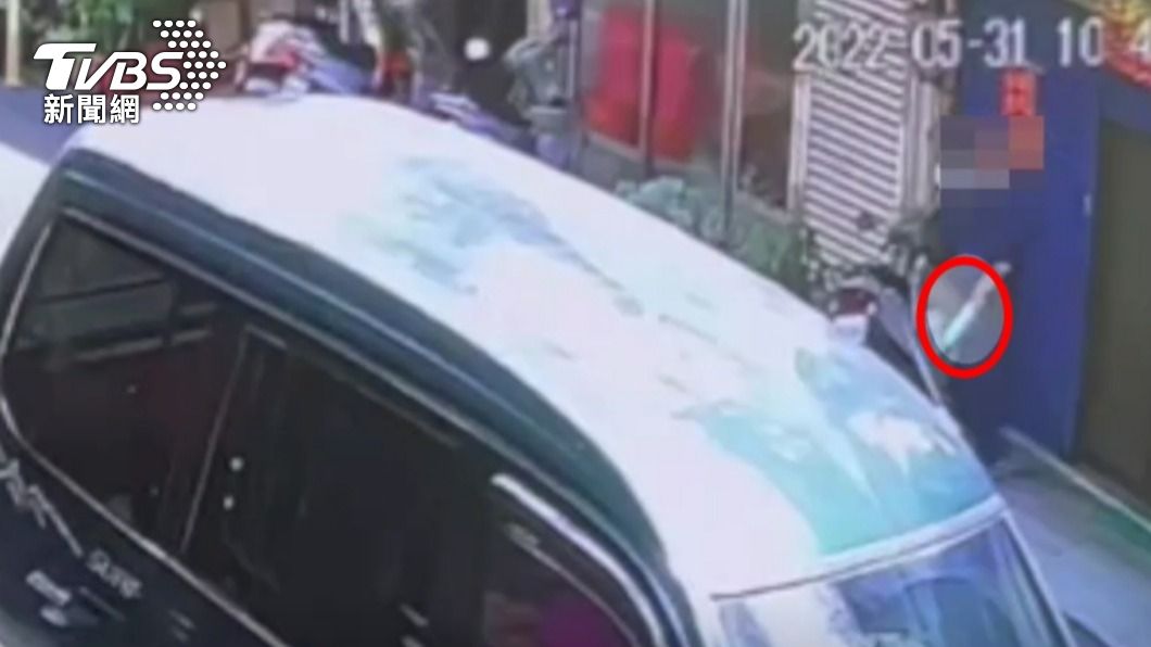 老翁當天將西瓜刀放入機車內。(圖/民眾提供)