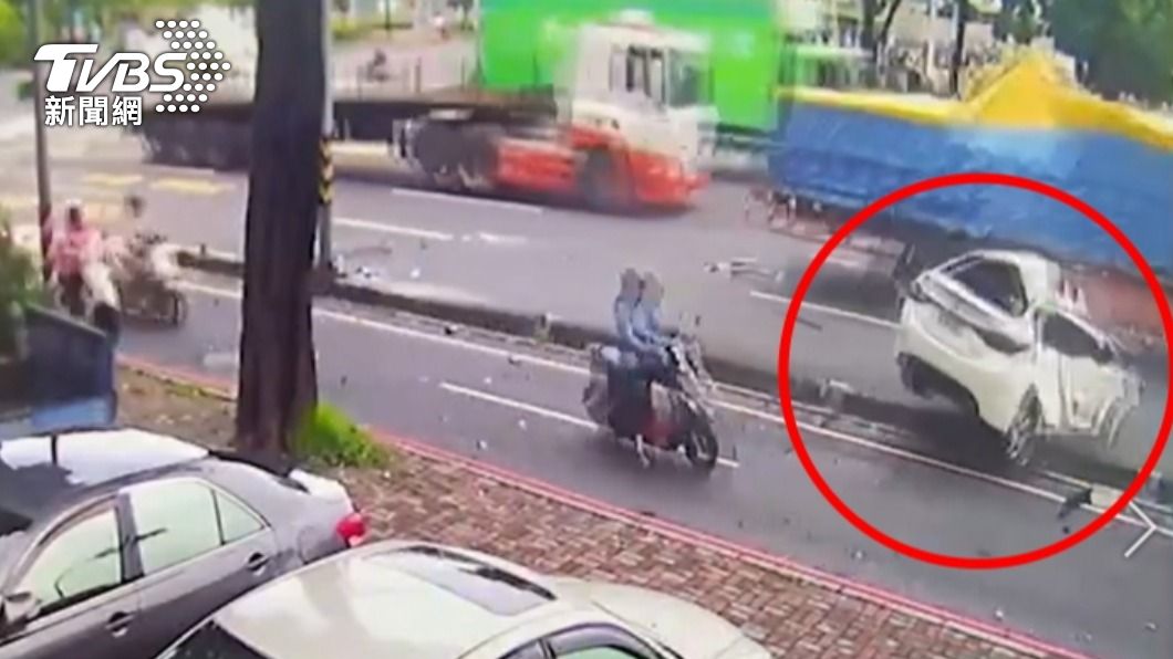 馬路變彈珠台!轎車撞分隔島外噴 再遭大貨車追撞回彈