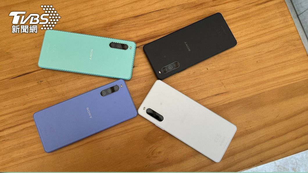 Xperia 10 IV日系美型提供「羽黑」、「羽綠」、「羽白」、「羽紫」四款顏色。(圖/葉韋辰攝)