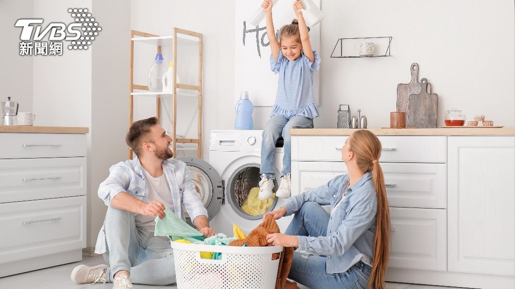 研究顯示夫妻一同做家事，小孩個性更優良。（示意圖／shutterstock達志影像）