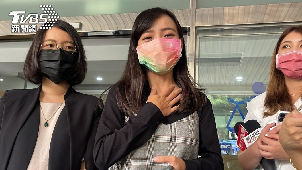 黃捷認為那些假影片猶如蟑螂一般,流竄各大網路平台。(圖/TVBS)