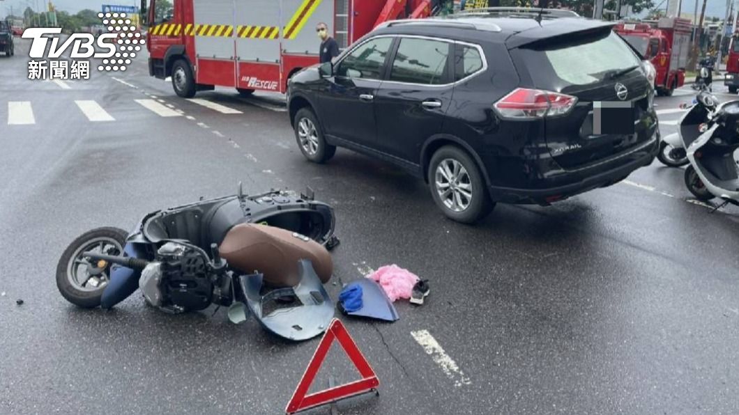 疑轉彎未注意!轎車猛撞機車 女騎士雙腳遭輾困車底