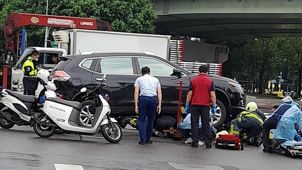 女騎士一度卡在車底待救。（圖／翻攝自台北北投幫 臉書）