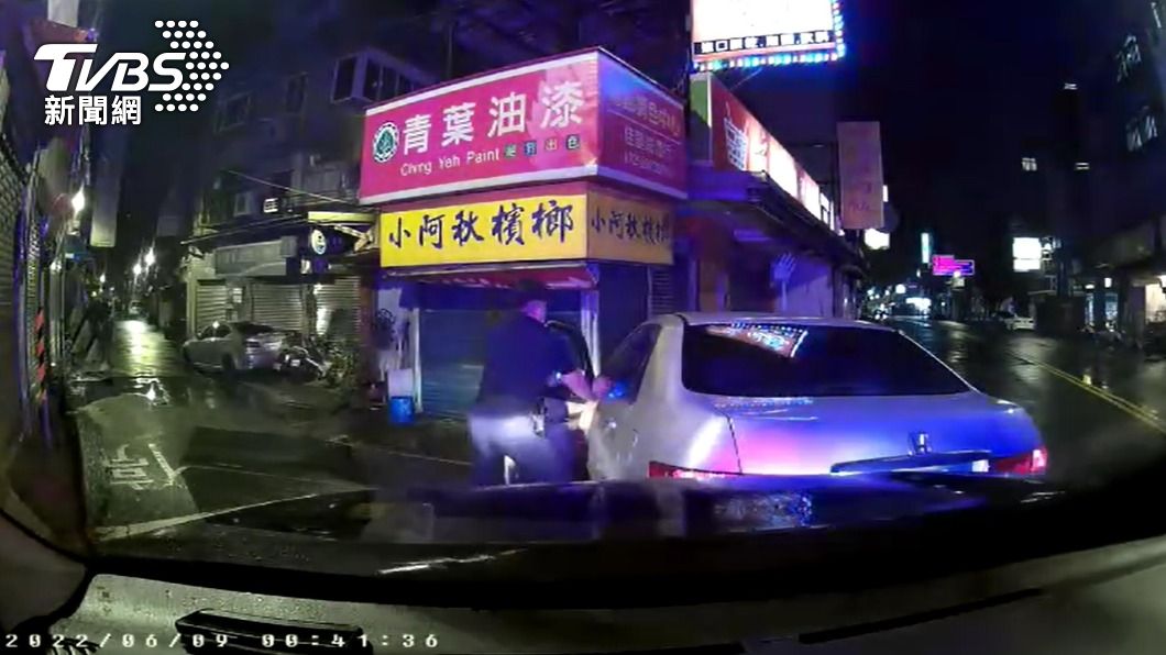 警方將曾嫌拖下車壓制逮捕。（圖／TVBS）