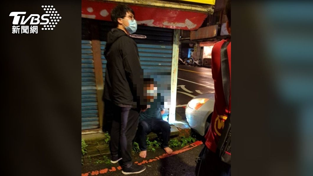 曾姓竊嫌被警方上銬逮捕。（圖／TVBS）