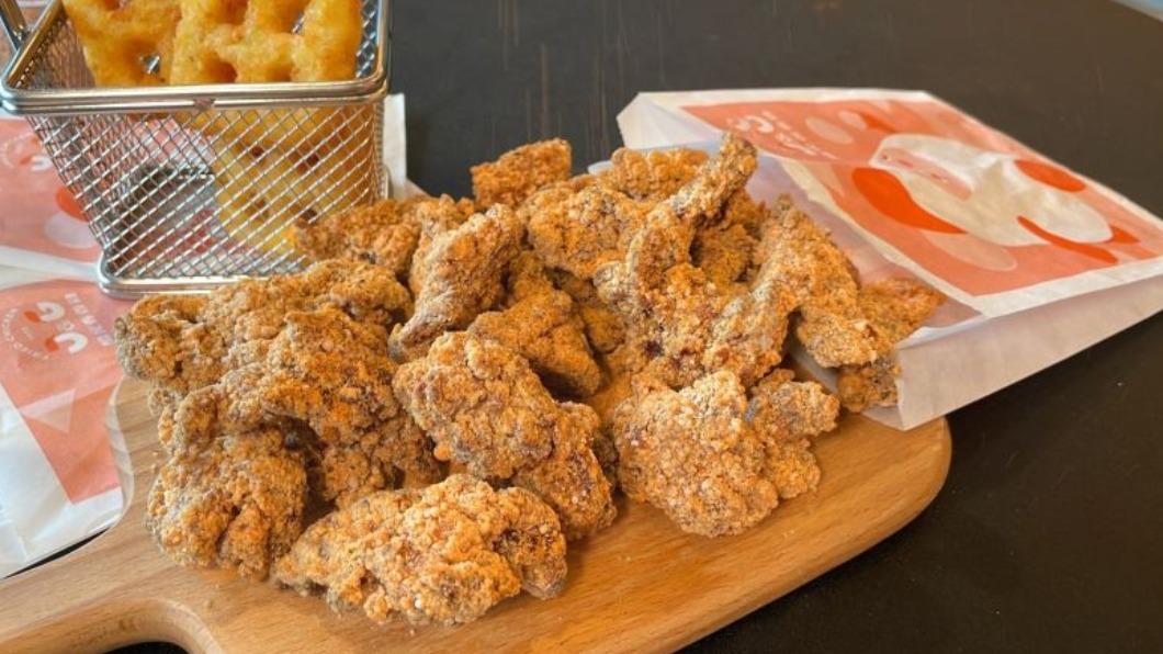 香香三角骨以御用十三香醃漬入味,台式裹粉酥炸。(圖/繼光香香雞提供)