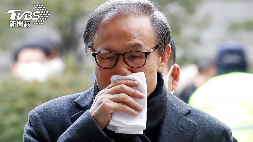 李明博2020年在保釋出獄一年後,再度出庭受審。(圖/達志影像美聯社)