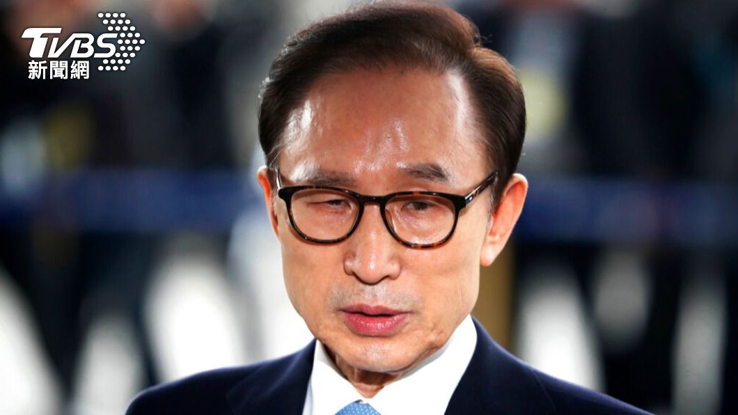 李明博在2018年,前往中央地方檢察官辦公室接受訊問。(圖/達志影像美聯社)