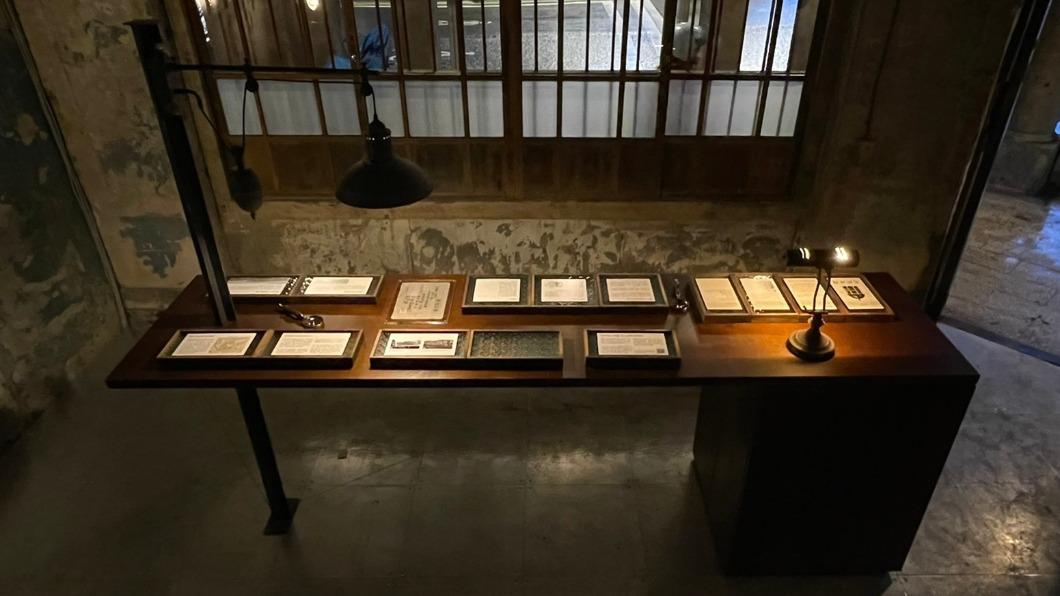內部擺放不少老照片和手稿插畫。(圖/翻攝自基隆市文化局 臉書)