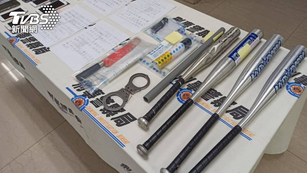 警方查扣各種犯案工具。(圖/TVBS)