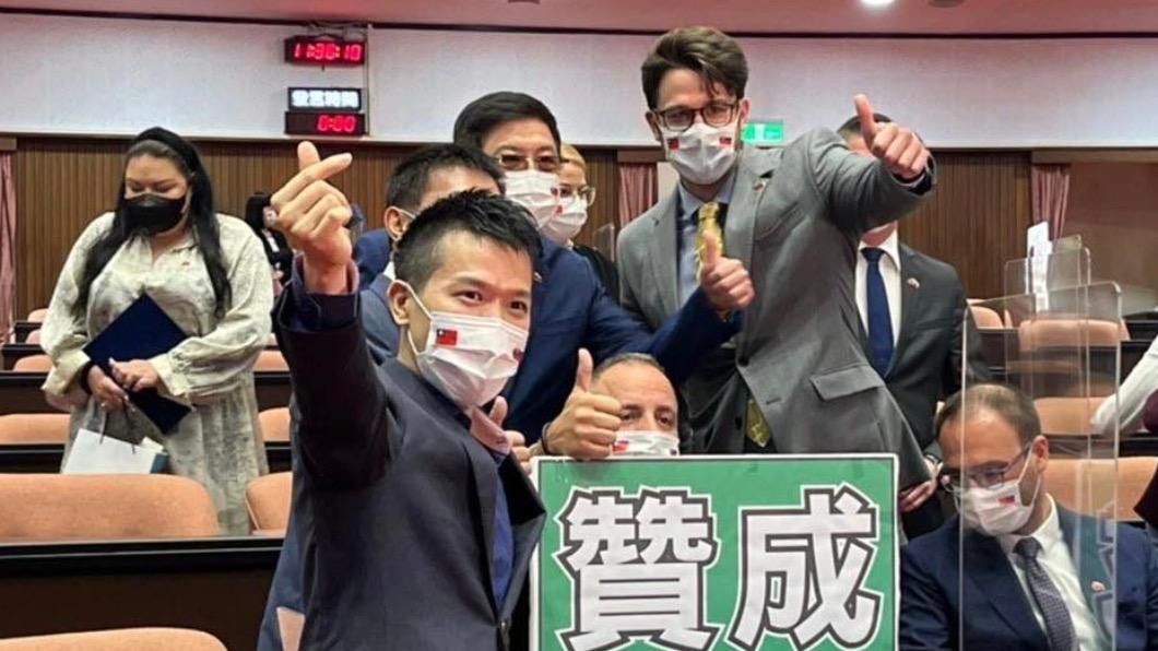 紅到國外！　斯洛伐克議員模仿立院朝野打架
