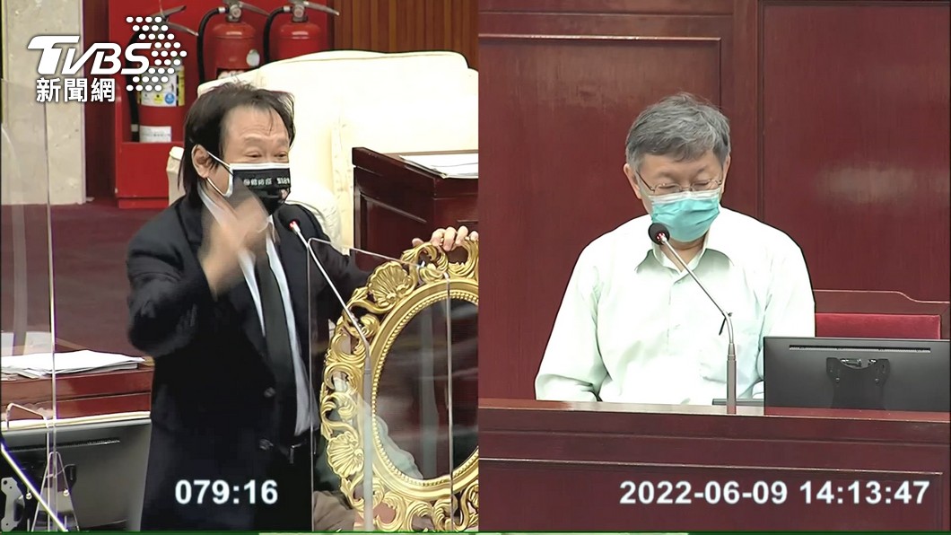 被稱為「扶龍王」的民進黨台北市議員王世堅，9日質詢台北市長柯文哲時，直呼感情上百分百支持台北市副市長黃珊珊。（圖／TVBS）