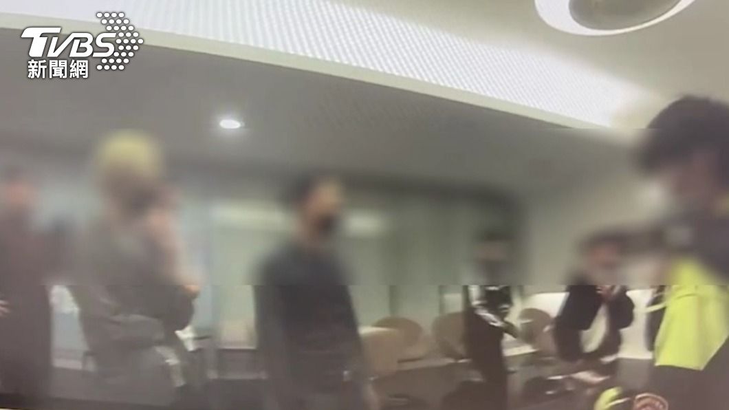警方到場後盤查現場的可疑人員。(圖/TVBS)