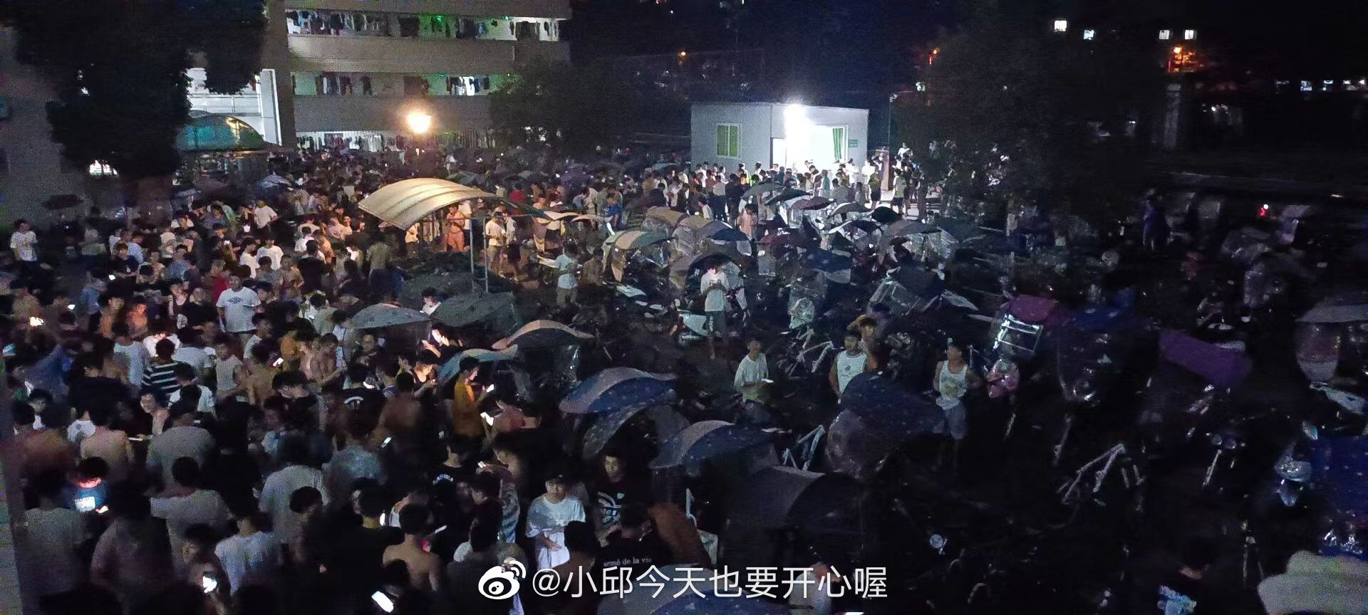 校園內擠滿被震醒的學生。（圖／翻攝自微博）