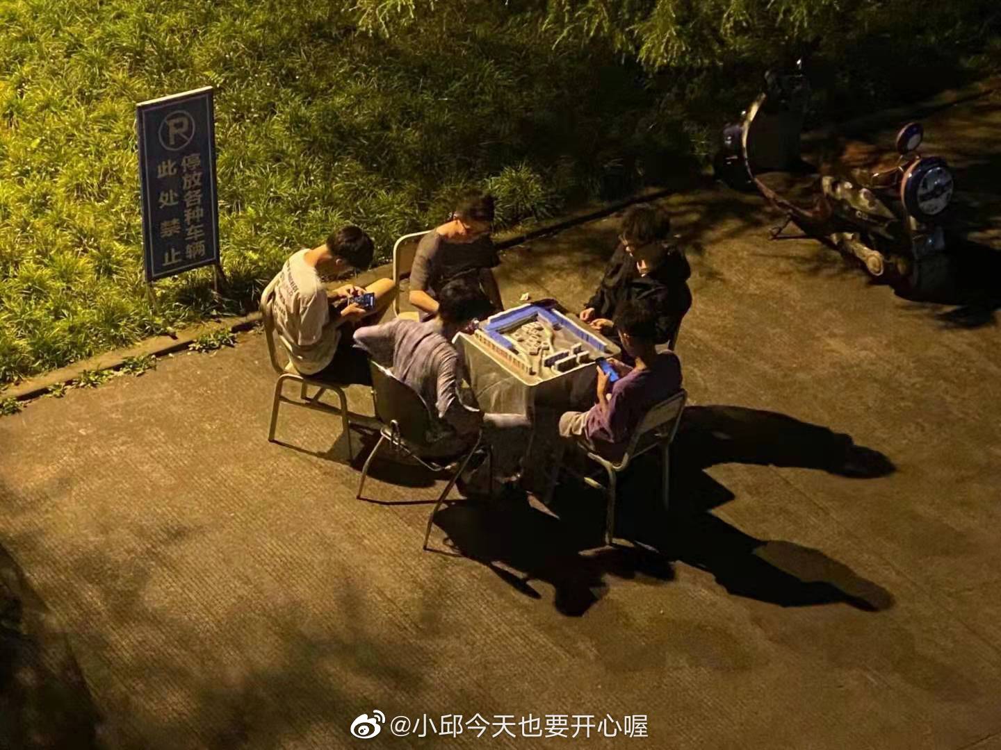 有學生所幸打起麻將。（圖／翻攝自微博）