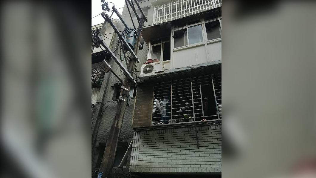 起火的公寓外觀。(圖/民眾提供)