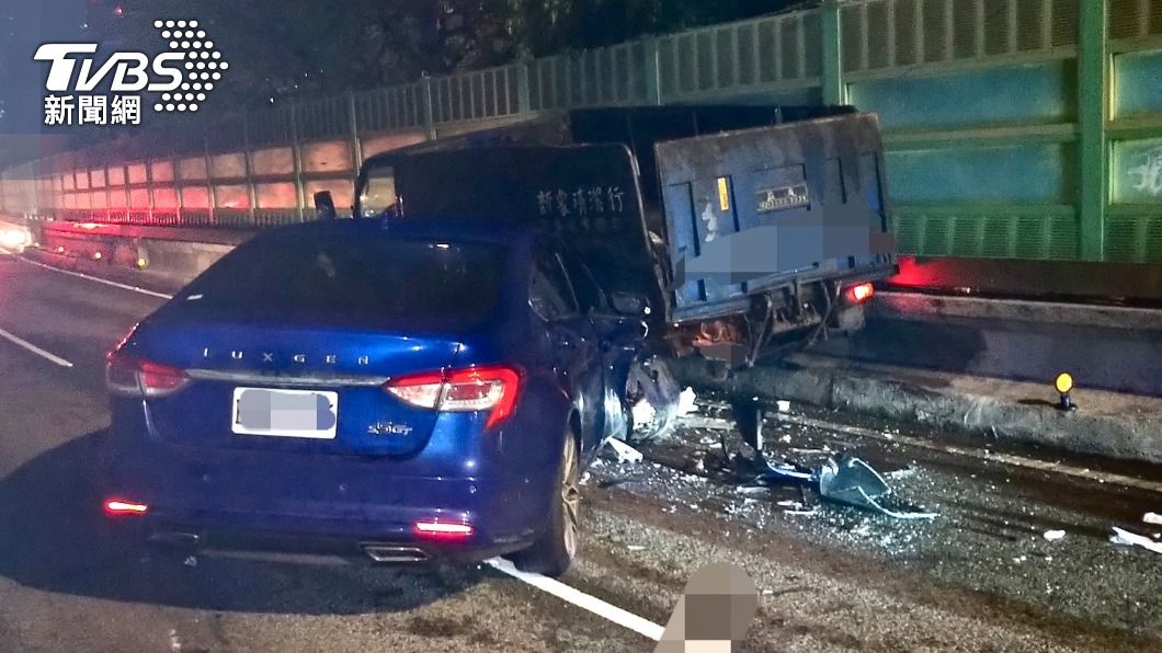 貨車拋錨臨停建國高架車道 駕駛求救遭後車猛撞