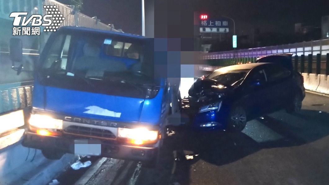 貨車駕駛當時下車打電話，站在一旁仍遭波及。（圖／TVBS）
